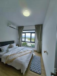 a bedroom with a large bed and a window at Xtu seaview 1room at Forest City in Kampong Pok Kechil +28 photos