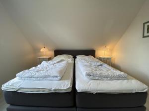 2 Betten nebeneinander in einem Zimmer in der Unterkunft Ostseesicht in Schönberger Strand