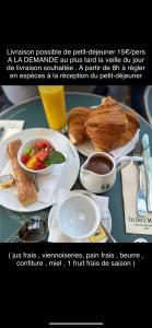 une affiche d'une table de petit-déjeuner avec de la nourriture et des boissons dans l'établissement La galinette sétoise, à Sète