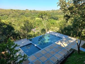 an overhead view of a swimming pool in a forest at Pousada Cantares in Tiradentes