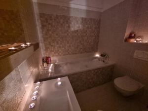une salle de bain avec baignoire et toilettes dans l'établissement Park Residence 5, 2 Bedroom Apartment, à Bucarest 18 autres photos