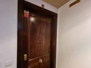 a wooden door in the corner of a room at Piso Acogedor en La Molina in La Molina