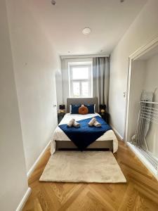a bedroom with a bed with two towels on it at Luxury 3 bedroom apartment near Schönbrunn Palace in Vienna