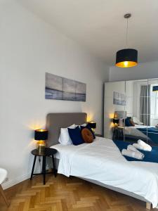 a bedroom with two beds with blue and white at Luxury 3 bedroom apartment near Schönbrunn Palace in Vienna