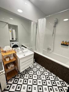 y baño con lavabo blanco y ducha. en Luxury 3 bedroom apartment near Schönbrunn Palace, en Viena