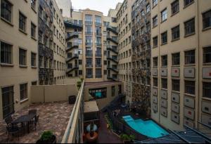 Johannesburg的住宿－Cosy Marshalls，大楼中央游泳池的景色