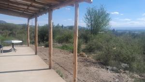 eine Terrasse mit einem Picknicktisch auf einem Hügel in der Unterkunft La Apacheta in San Roque