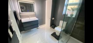 Ένα μπάνιο στο Luxury studio apartment, Beckenham +9 φωτογραφίες