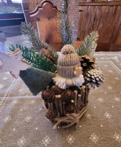 un adorno navideño de un búho sobre una mesa con piñas en Agroturystyka Sielska Kraina, en Ząbkowice Śląskie