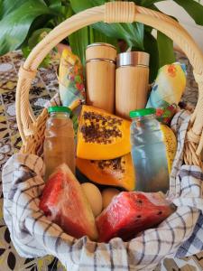 uma cesta cheia de sumo, fruta e ovos em Shuit Bambou em La Trinité mais 15 fotografias