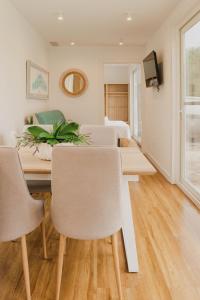 uma sala de jantar com mesa e cadeiras em Bungalows Mar Menor, paz a orillas del mar em San Javier