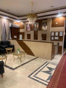 a lobby with a waiting area with a chandelier at الفخامة الجنوبية للشقق المخدومة in Jazan