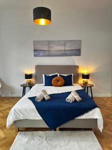 a bedroom with a large bed with a blue blanket at Luxury 3 bedroom apartment near Schönbrunn Palace in Vienna