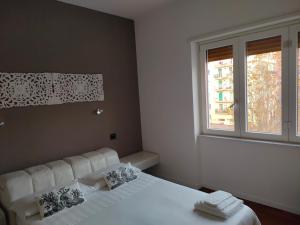 サレルノにあるB&B Stefaniのベッドルーム(白いベッド1台、窓付)