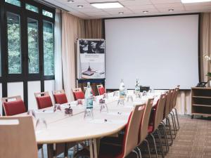 a meeting room with a long table and chairs at Mercure Bologna Centro in Bologna