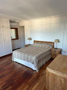 sypialnia z łóżkiem, dwoma stołami i dwoma lampami w obiekcie Preciosa casa adosada en Mijas w mieście Mijas