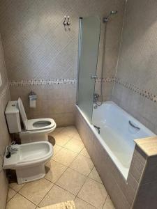 a bathroom with a toilet and a shower and a tub at Preciosa casa adosada en Mijas in Mijas