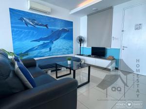 un soggiorno con un dipinto di delfino sul muro di Full Seaview 3BR 3BD Duplex Apartment 房间全面向海景-3房 3卫 复式公寓 a Port Dickson