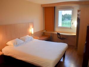 Postel nebo postele na pokoji v ubytování ibis Albert Pays de Somme
