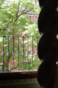 vistas a un balcón con una valla en Hotel Metropole Venezia, en Venecia