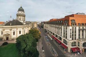 uma vista aérea de uma rua da cidade com uma torre do relógio em Hilton Berlin em Berlim