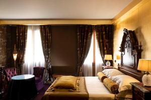 a bedroom with a large bed in a room at Hotel Metropole Venezia in Venice