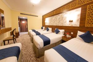 Postel nebo postele na pokoji v ubytování Abraj Al Tayseer Tuwa Hotel