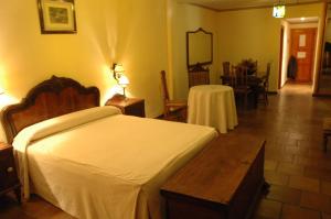 a bedroom with a bed and a table and chairs at Hotel Restaurante Seto in Motilla del Palancar