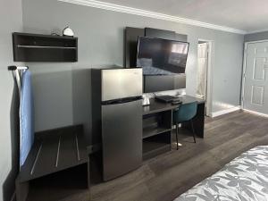 een kamer met een bureau, een computer en een bed bij Studio 6 Suites Madera, CA Yosemite in Madera