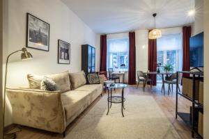 a living room with a couch and a table at Apartament Próchnika 9 in Łódź