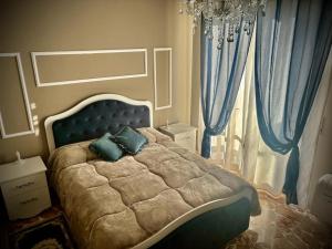 una camera con un letto con due cuscini sopra di Il Castello Di Venere a Rota d'Imagna