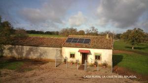 una casa con una matriz solar encima de ella en Complejo Rural Dehesa de Ituero 