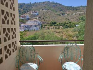balcón con 2 sillas y vistas a la montaña en Luz de Tropicana en La Herradura