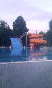 d'un parc aquatique avec un toboggan et un toboggan. dans l'établissement Hotel Panon, à Hodonín