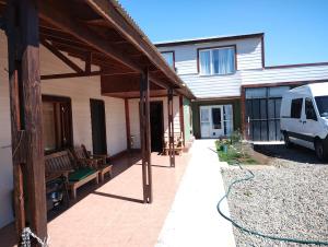 a patio with a van parked next to a house at Freedom Ame 3 in Río Gallegos