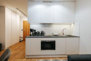 Kuchyňa alebo kuchynka v ubytovaní GórSKI Przystanek Apartament Satoła 1
