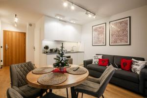 Posedenie v ubytovaní GórSKI Przystanek Apartament Satoła 1 + 23 fotografií