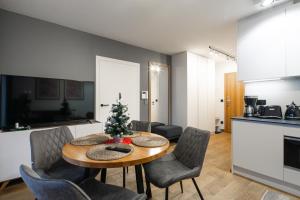 Kuchyňa alebo kuchynka v ubytovaní GórSKI Przystanek Apartament Satoła 1