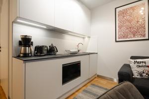 Kuchyňa alebo kuchynka v ubytovaní GórSKI Przystanek Apartament Satoła 1