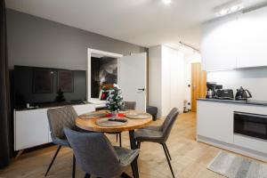 Kuchyňa alebo kuchynka v ubytovaní GórSKI Przystanek Apartament Satoła 1