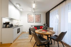 Kuchyňa alebo kuchynka v ubytovaní GórSKI Przystanek Apartament Satoła 1