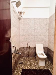 łazienka z toaletą i prysznicem w obiekcie Ocean View w mieście Kollam