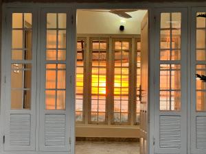 Habitación con puertas francesas y ventana en Ocean View, en Kollam