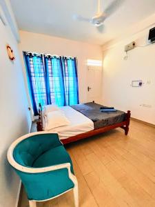 1 dormitorio con 1 cama y 1 silla en Ocean View, en Kollam