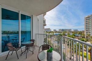 balkon ze stołami i krzesłami oraz widokiem na ocean w obiekcie Palms Resort #1503 Jr. 2BR w mieście Destin