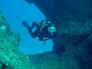 Eine Person mit Kamera schwimmt im Ozean in der Unterkunft Cozy Bungalow in Costa Del Silencio