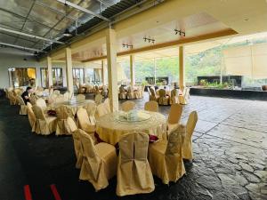 un salón de banquetes con mesas y sillas en una habitación en Superior Room At Galeri Ciumbuleuit 1st Tower with Best View, en Bandung