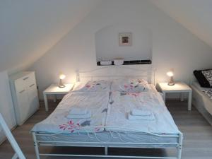 מיטה או מיטות בחדר ב-Domek