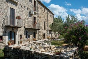 Bomba的住宿－La Taverna @ Casale Corneto，石头建筑,前面有石墙