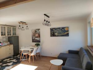 uma sala de estar com um sofá azul e uma mesa em HEXAGON HONEY HOUSE+ prywatna plaża+jezioro+ stawy+ gospodarstwo+ pasieka em Srokowo